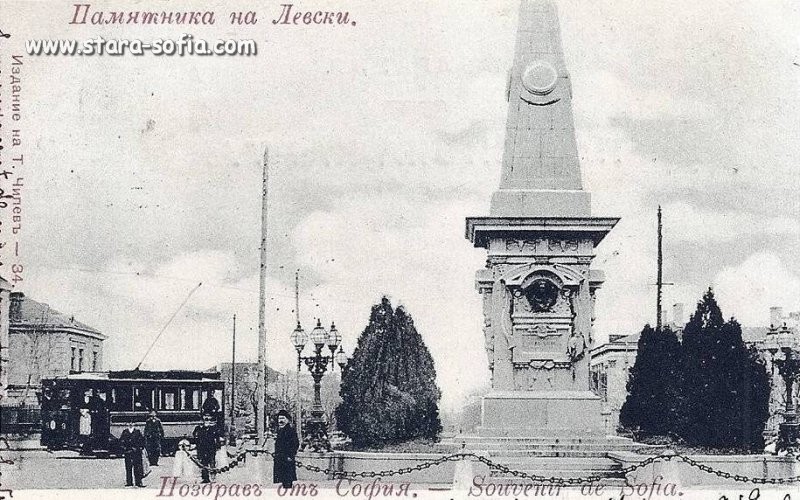 Паметникът на Васил Левски Паметникът на Васил Левски