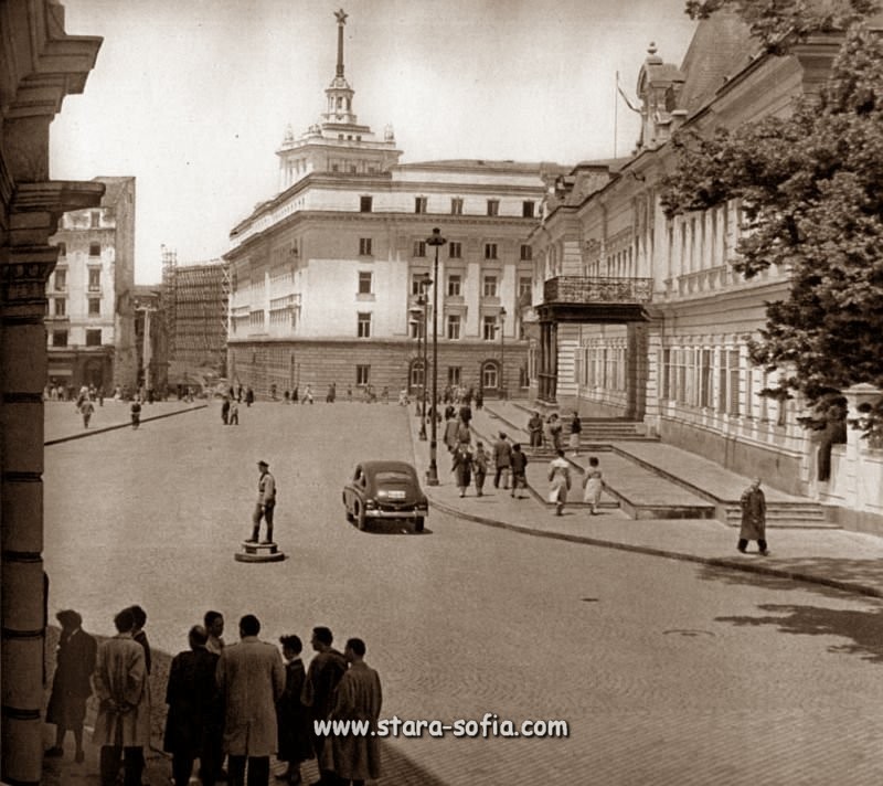 Царският дворец - Софийското Ларго в градеж, в ляво все още стои хотел Юнион Палас - Стара София в снимки